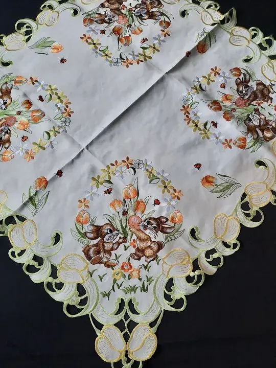 ubrus vyšívaný velikonoční zajíčci tulipán 85 x 85