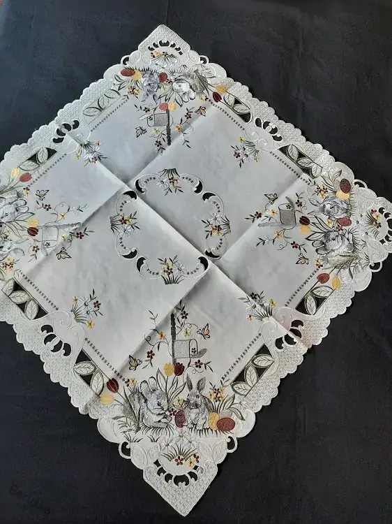ubrus vyšívaný velikonoční zajíčci motýlek 85 x 85