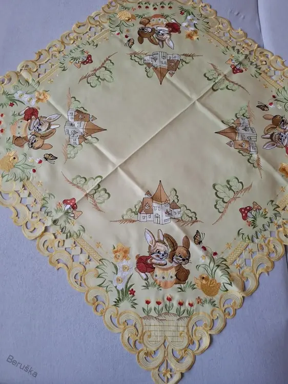 ubrus vyšívaný velikonoční 85 x 85 žlutý zajíček