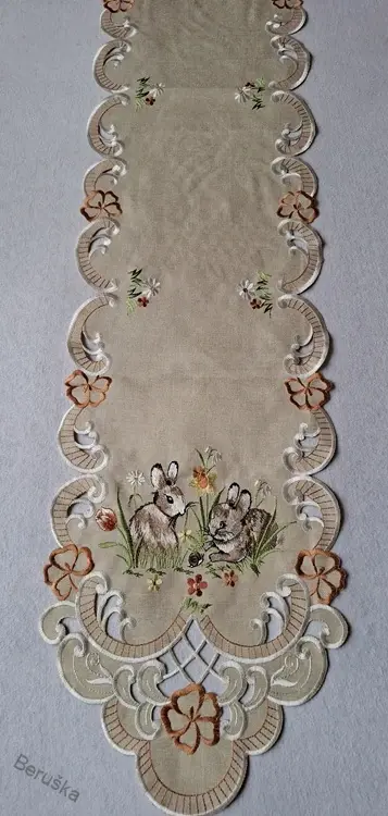 ubrus vyšívaný velikonoční zajíčci květ 160 x 30