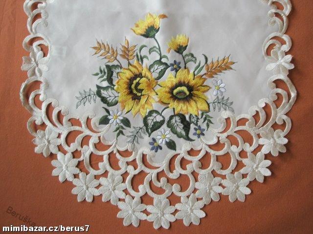 UBRUS vyšívaný 90 x 43 Slunečnice