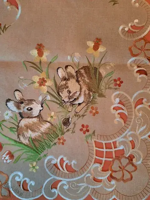 ubrus vyšívaný velikonoční zajíčci květ 85 x 85