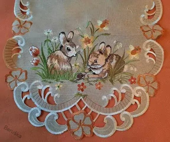 ubrus vyšívaný velikonoční zajíčci květ 70 x 34
