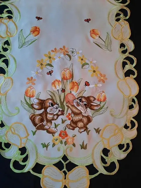 ubrus vyšívaný velikonoční zajíčci tulipán 85 x 85