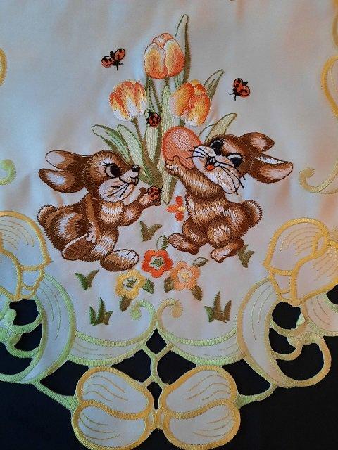 ubrus vyšívaný velikonoční zajíčci tulipán     70 x 34