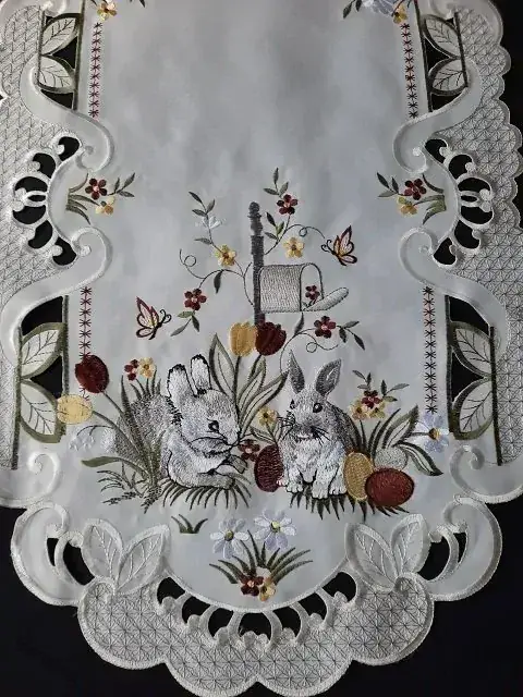 ubrus vyšívaný velikonoční zajíčci motýlek   110 x 43