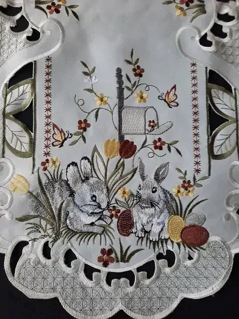 ubrus vyšívaný velikonoční zajíčci motýlek 70 x 34