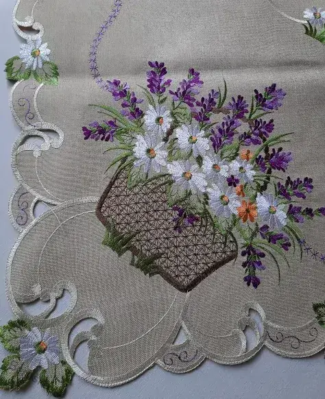 UBRUS vyšívaný  85 x 85 košík s květy a levandule