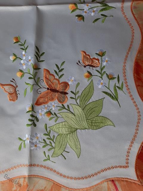 UBRUS vyšívaný 85 x 85 Motýl oranžový lem