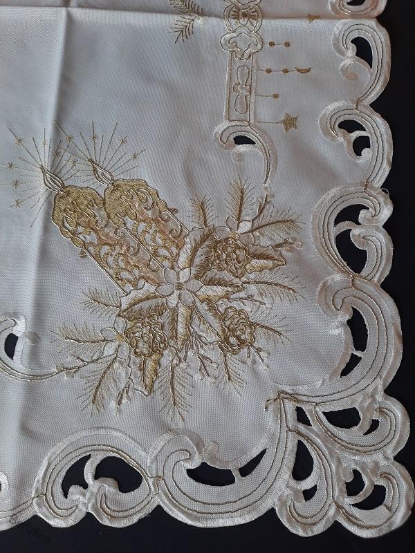 UBRUS vyšívaný 85 x 85 vánoční šampáňo + zlato