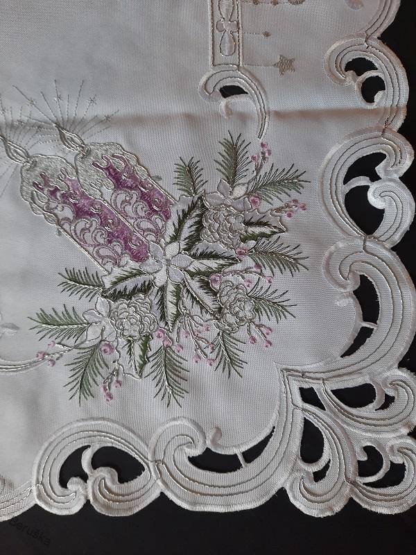 UBRUS vyšívaný 85 x 85 vánoční bílý fialová svíčka