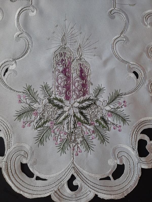 UBRUS vyšívaný 90 x 40 vánoční bílý fialová svíčka