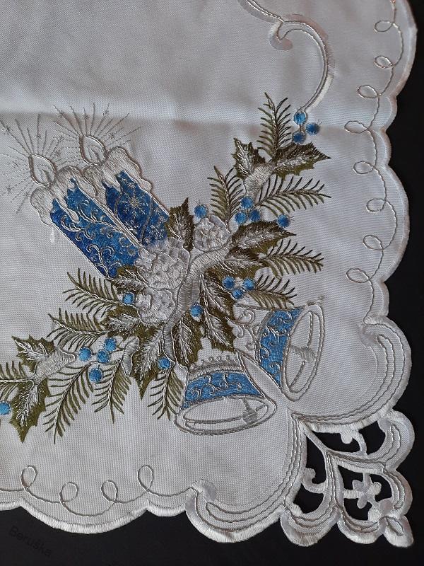 UBRUS vyšívaný 85 x 85 vánoční bílý modrá svíčka