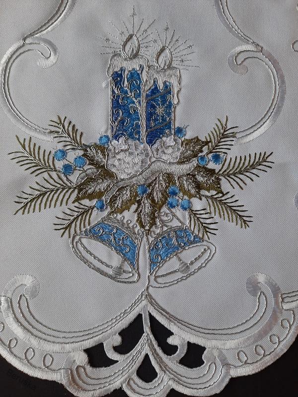 UBRUS vyšívaný 70 x 35 vánoční bílý modrá svíčka