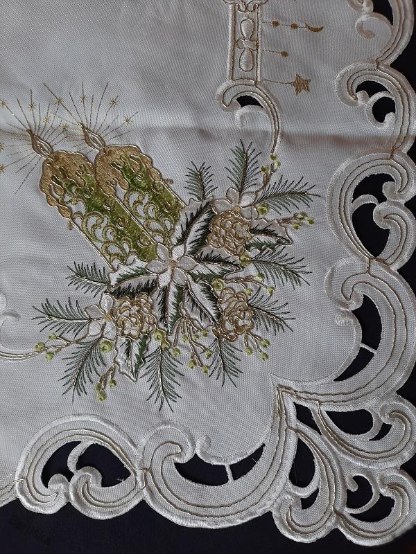 UBRUS vyšívaný 85 x 85 vánoční šampáňo + zelená svíčka