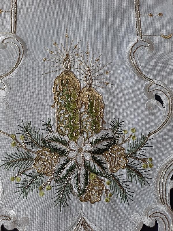 UBRUS vyšívaný 70 x 35 vánoční šampáňo + zelená svíčka