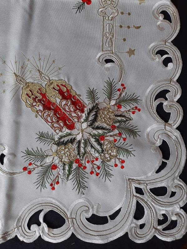 UBRUS vyšívaný 85 x 85 vánoční šampáňo + červená svíčka