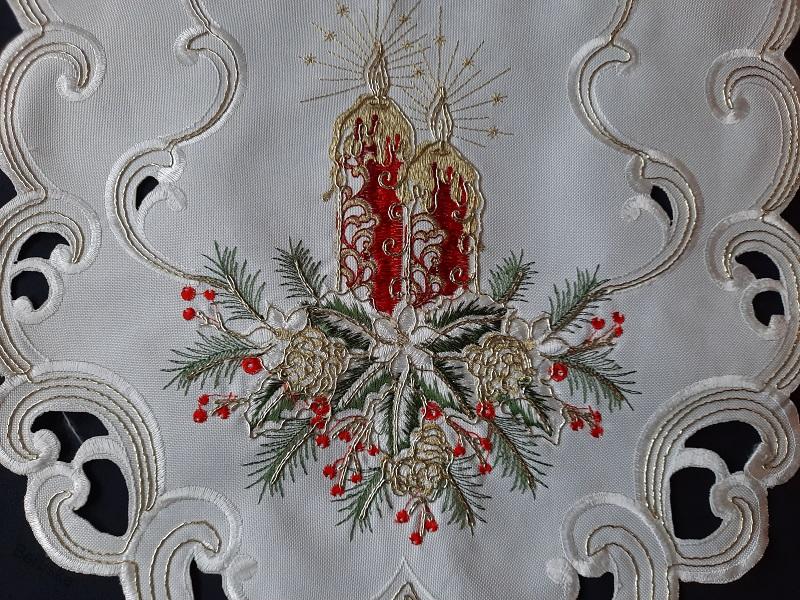 UBRUS vyšívaný 110 x 45 vánoční šampáňo + červená svíčka