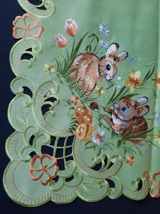 ubrus vyšívaný velikonoční zajíčci 02 * 85 x 85