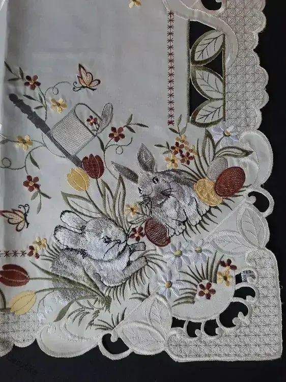 ubrus vyšívaný velikonoční zajíčci motýlek 85 x 85