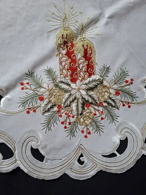 UBRUS vyšívaný prům. 85cm vánoční šampáňo + červená svíčka