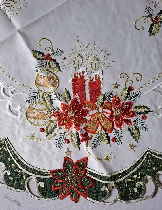 UBRUS vyšívaný prům. 85cm vánoční zelený lem