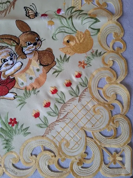 ubrus vyšívaný velikonoční 85 x 85 žlutý zajíček