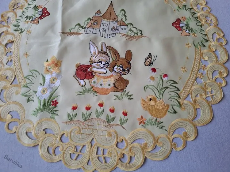 ubrus vyšívaný velikonoční prům. 60cm žlutý zajíček