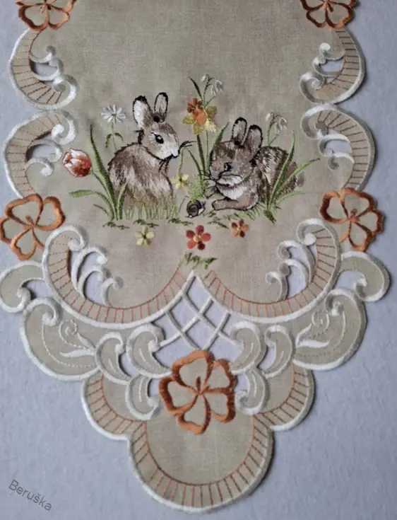 ubrus vyšívaný velikonoční zajíčci květ 160 x 30