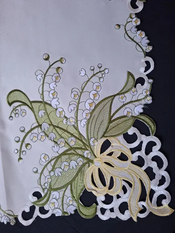 UBRUS * UBRUSY vyšívaný 85 x 85 Konvalinka mašle