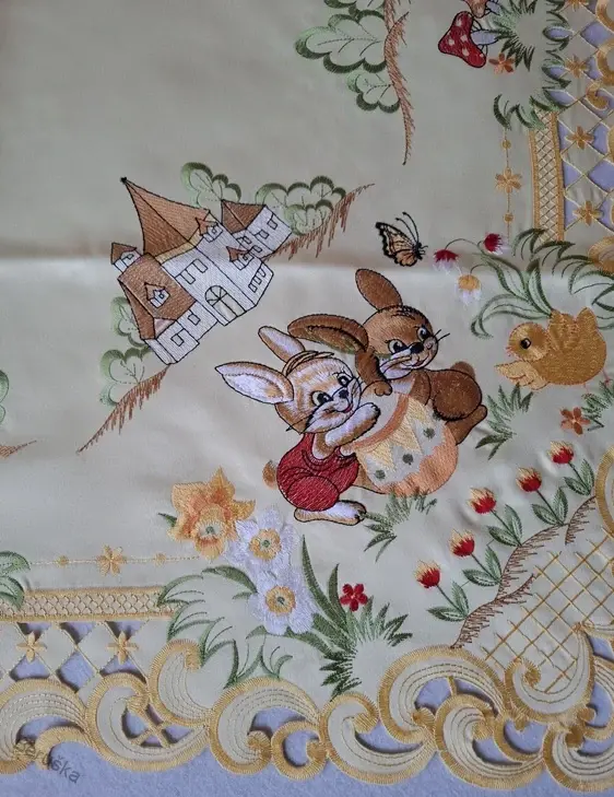 ubrus vyšívaný velikonoční 85 x 85 žlutý zajíček