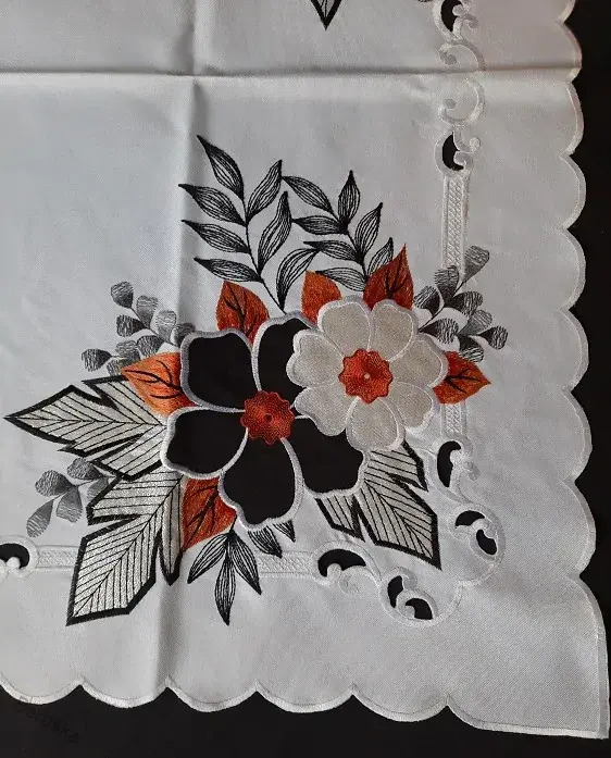 UBRUS vyšívaný vel. 85 x 85 černý Květ