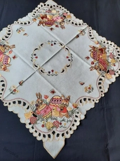 ubrus vyšívaný 85 x 85 velikonoční zajíčci 23