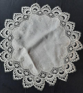UBRUS s krajkou bílý prům. 60cm