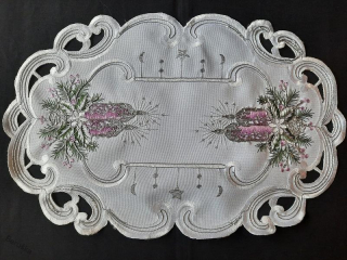 UBRUS vyšívaný 50 x 30 vánoční bílý fialová svíčka