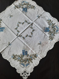 UBRUS vyšívaný 85 x 85 vánoční bílý modrá svíčka