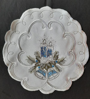 UBRUS vyšívaný prům. 30cm vánoční bílý modrá svíčka