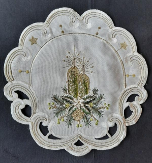 UBRUS vyšívaný prům. 30cm vánoční šampáňo + zelená svíčka