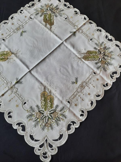 UBRUS vyšívaný 85 x 85 vánoční šampáňo + zelená svíčka