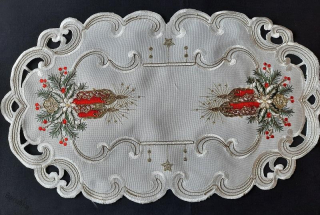 UBRUS vyšívaný 50 x 30 vánoční šampáňo + červená svíčka