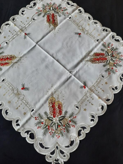 UBRUS vyšívaný 85 x 85 vánoční šampáňo + červená svíčka