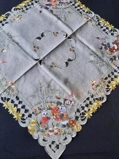 ubrus vyšívaný velikonoční dva zajíci kostelík 85 x 85