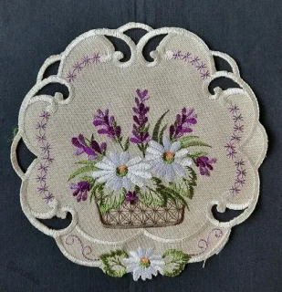 UBRUS vyšívaný prům. 19cm košík s květy a levandule