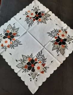 UBRUS vyšívaný vel. 85 x 85 černý Květ