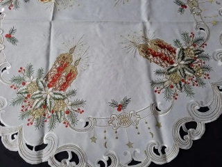 UBRUS vyšívaný prům. 85cm vánoční šampáňo + červená svíčka