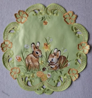 ubrus vyšívaný velikonoční zajíčci 02 * prům. 30cm
