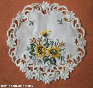 UBRUS vyšívaný  prům. 19 cm  Slunečnice 