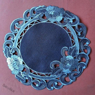 UBRUS vyšívaný prům. 29cm